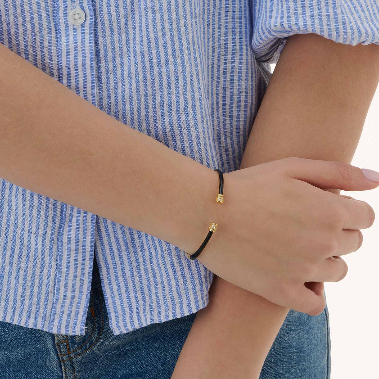 Guldpläterat armband, bangle svarta detaljer - 60x50 mm