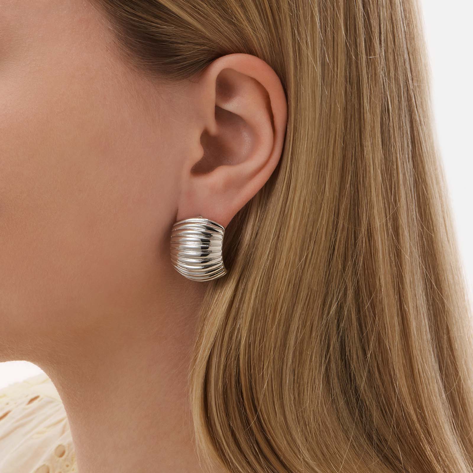 Silverfärgade örhängen, breda mönstrade C-hoops - 26 mm