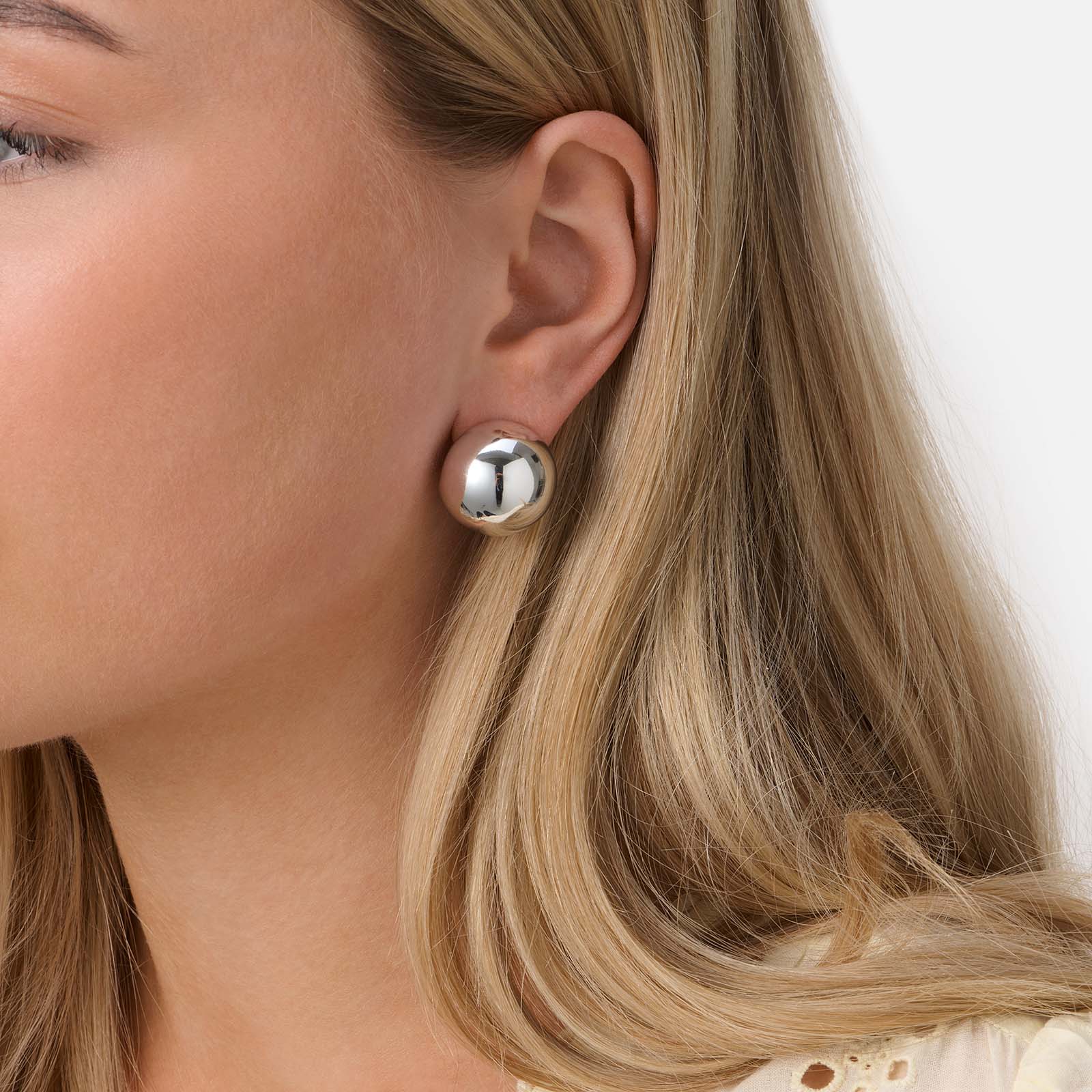 Silverfärgade örhängen, bollar - 20 mm