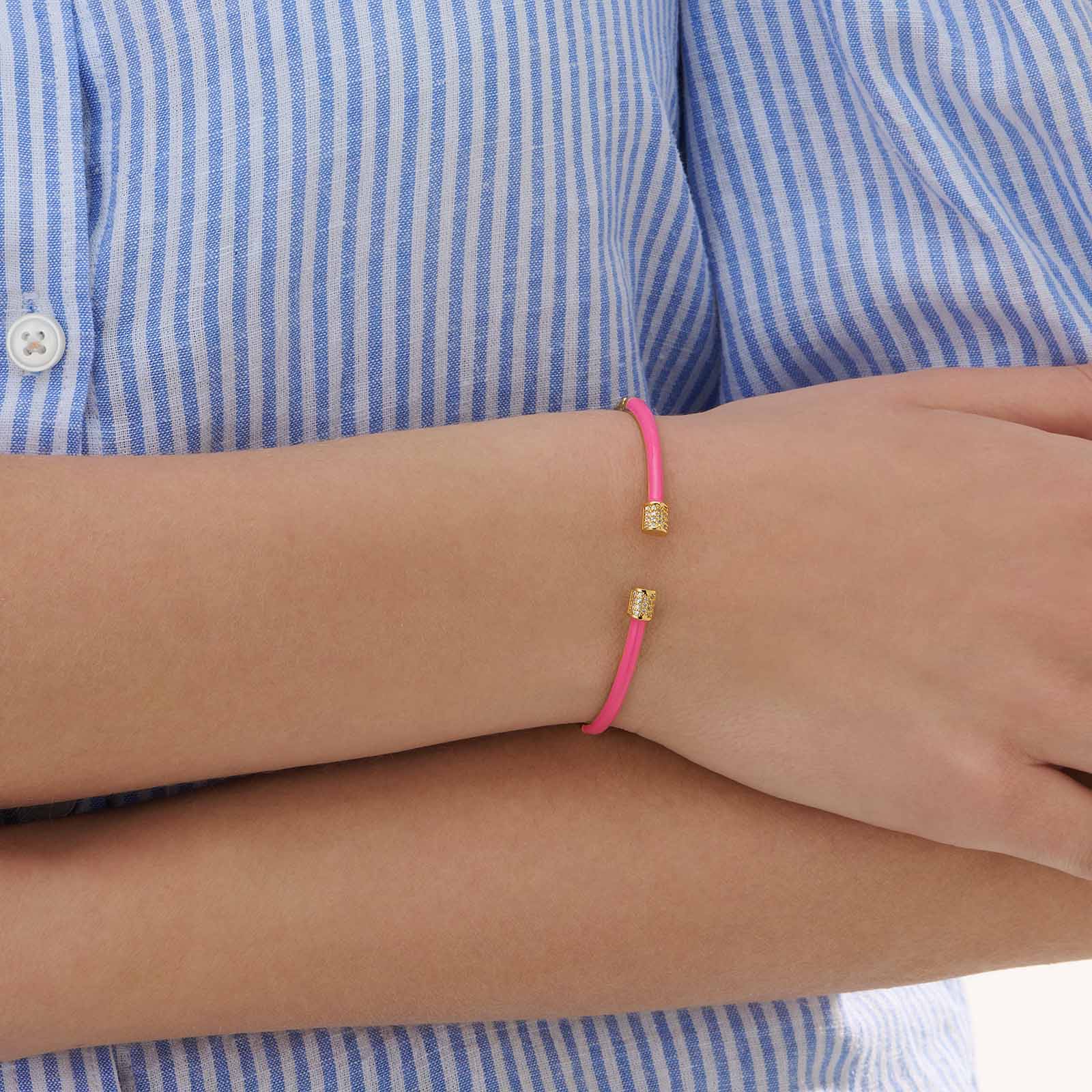 Guldpläterat armband, bangle rosa detaljer - 60x50 mm