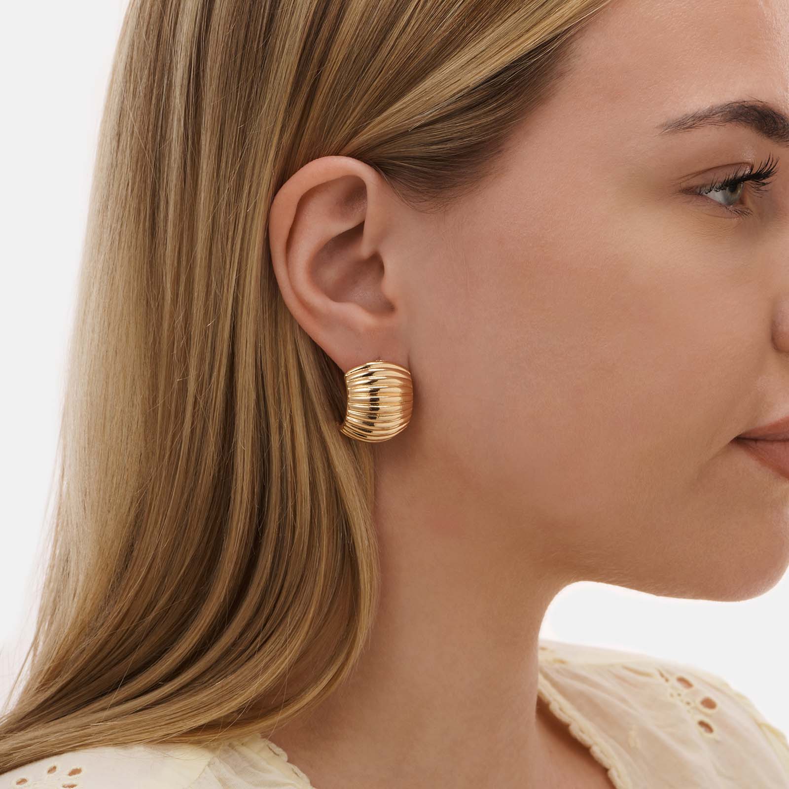 Guldfärgade örhängen, breda mönstrade C-hoops - 26 mm