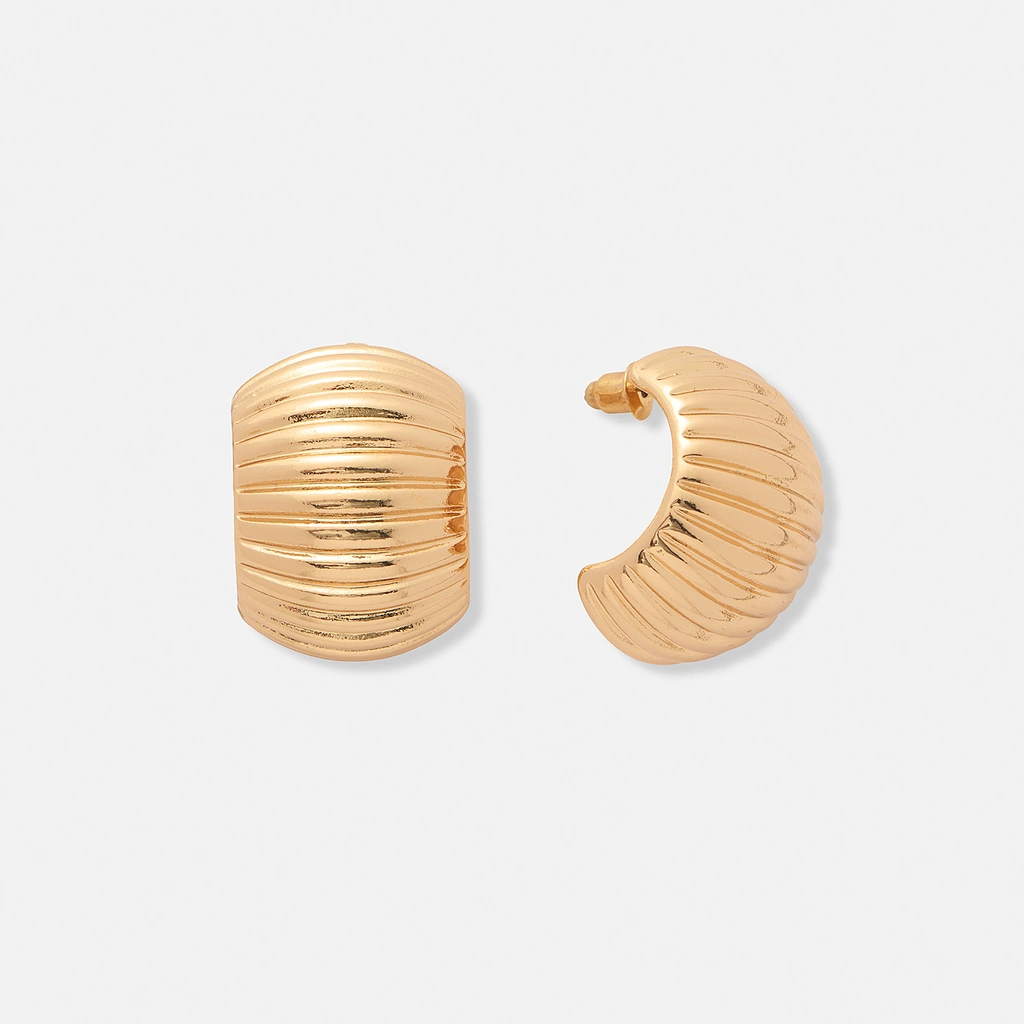 Guldfärgade örhängen, breda mönstrade C-hoops - 26 mm