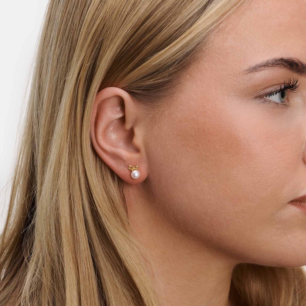 Guldfärgade örhängen, pärlor med rosetter - 10 mm