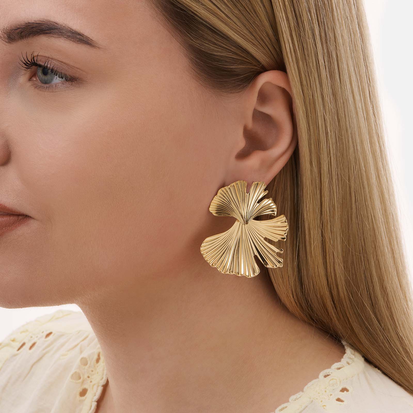 Guldfärgade örhängen, stora assymetriska blommor - 48 mm