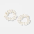 2-pack vita scrunchies med strass