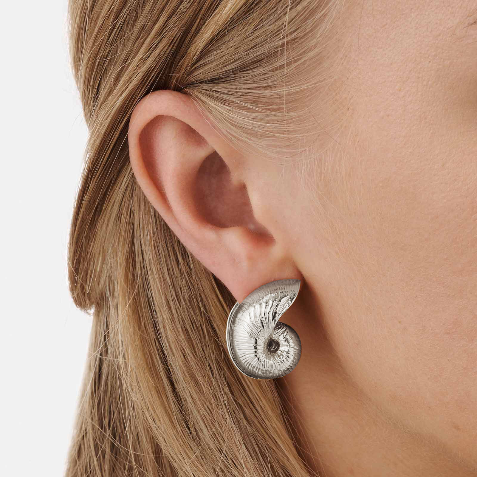 Silverfärgade örhängen i snäckform - 30 mm