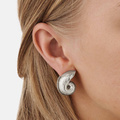 Silverfärgade örhängen i snäckform - 30 mm
