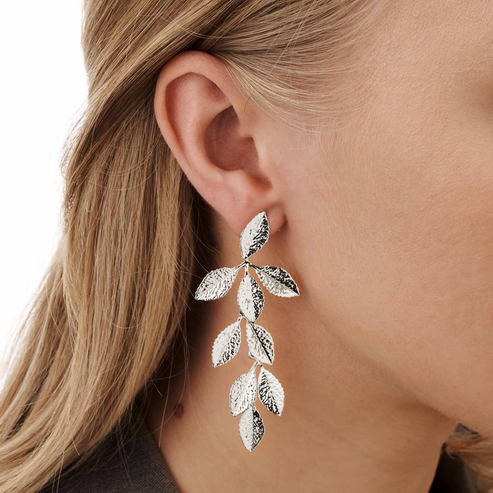 Silverfärgade örhängen - hängande löv, 77mm