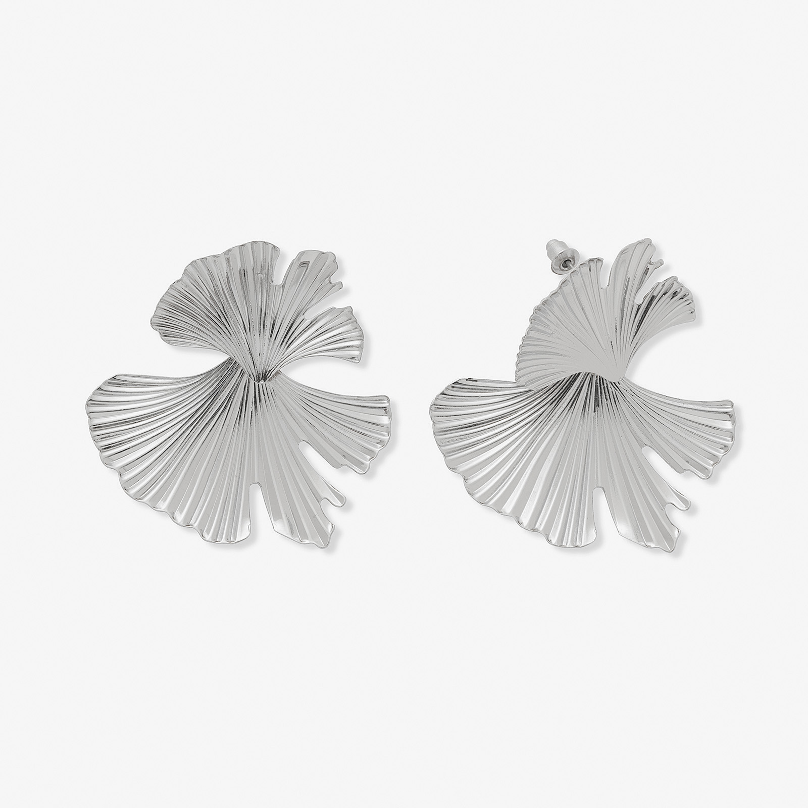 Silverfärgade örhängen, stora assymetriska blommor - 48 mm