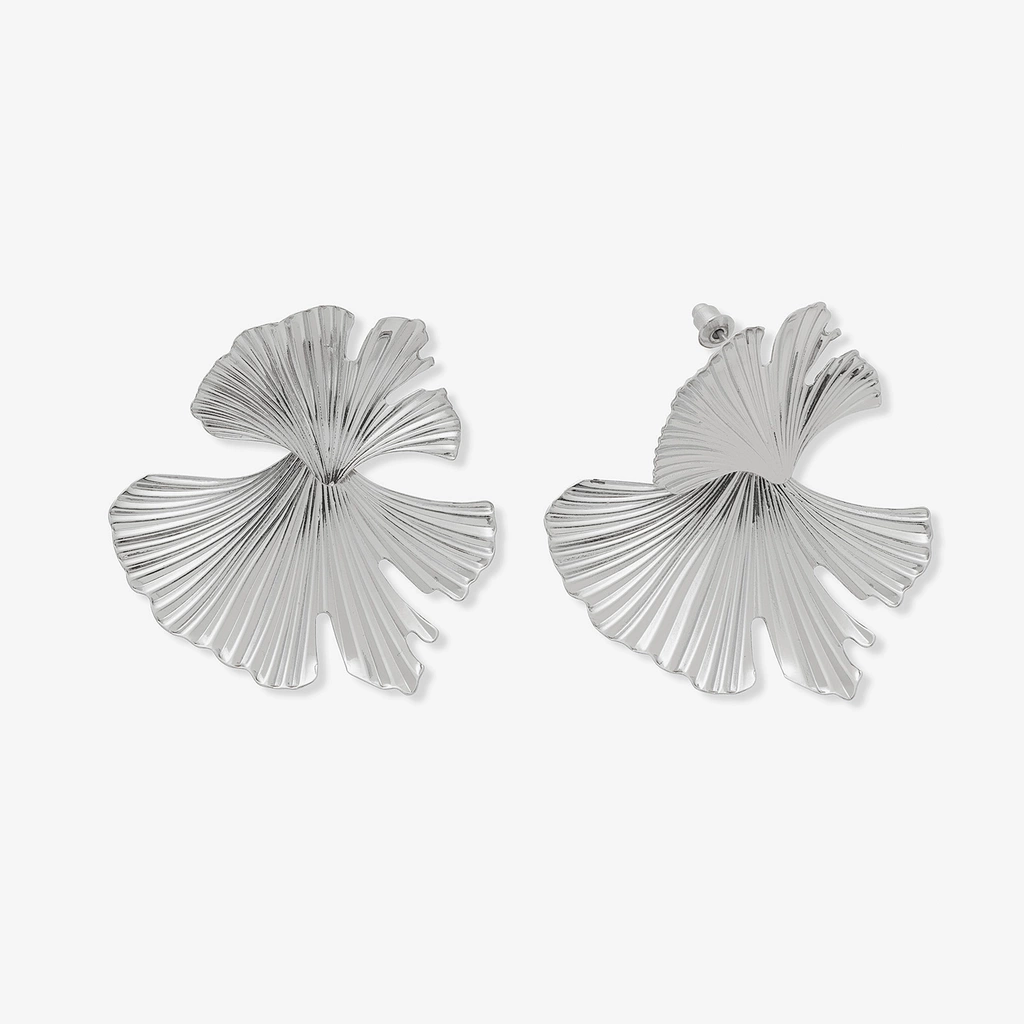 Silverfärgade örhängen, stora assymetriska blommor - 48 mm