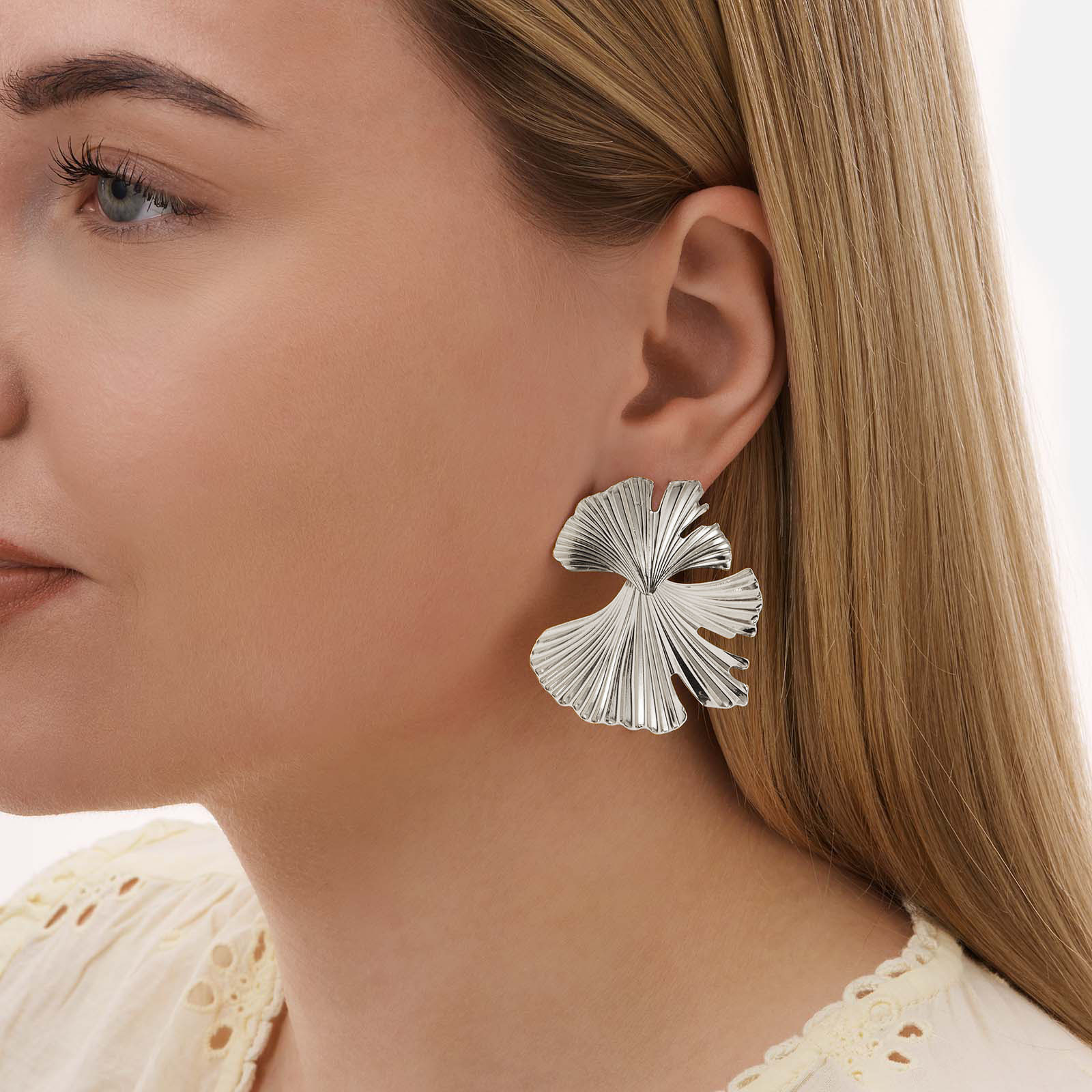 Silverfärgade örhängen, stora assymetriska blommor - 48 mm