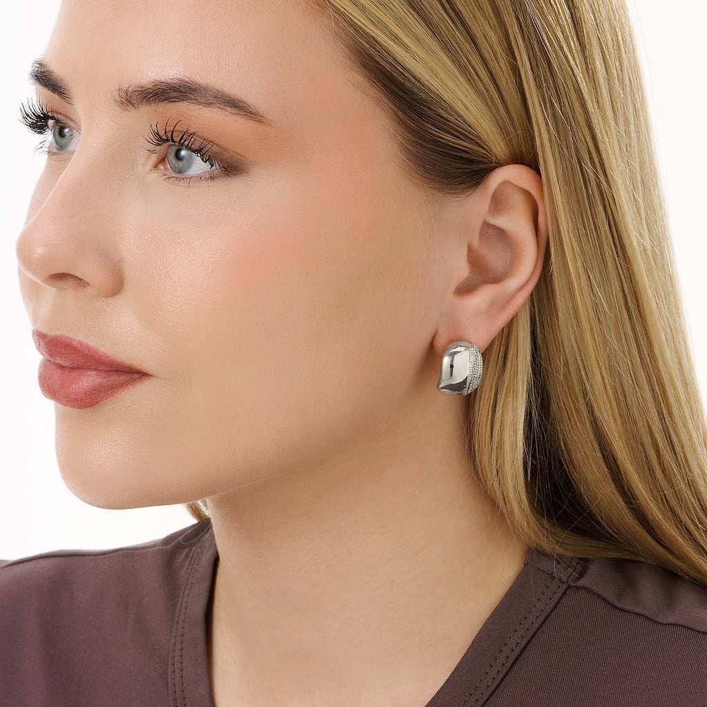 Silverfärgade örhängen, breda C-hoops med mönster - 19 mm