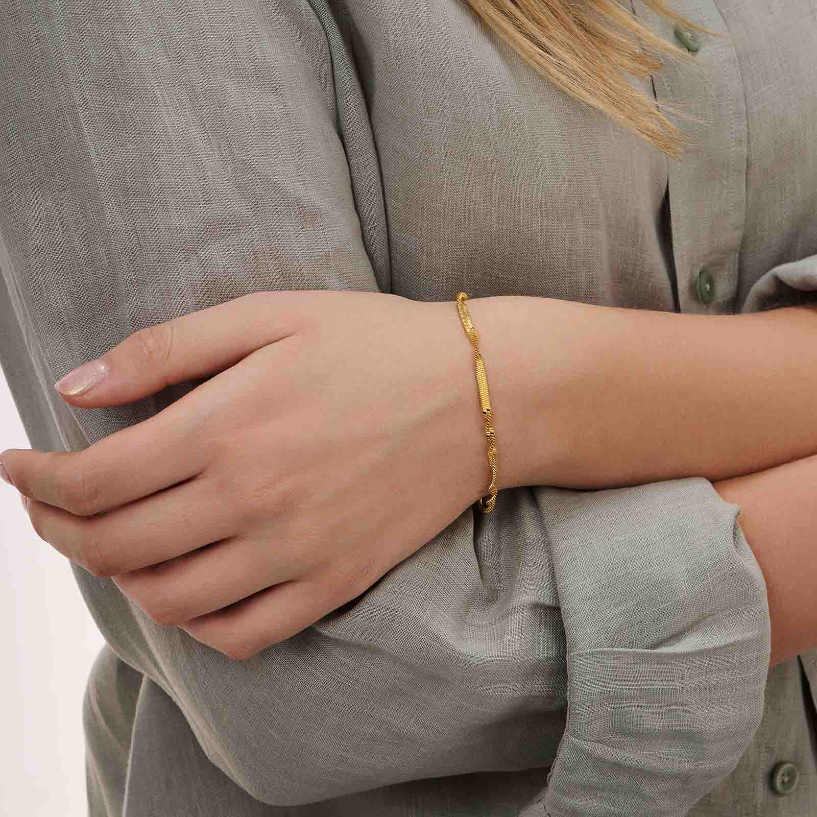 Guldpläterat stålarmband twist chain -  16+ cm