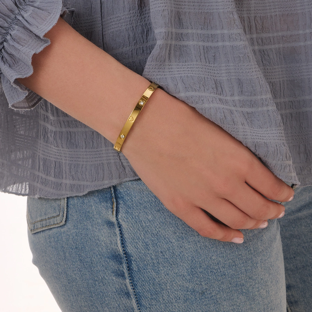 Guldpläterat stålarmband, bangle 6 mm med hjärtan