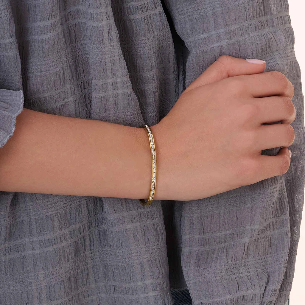 Guldpläterat stålarmband, bangle med kanalinfattade Kubisk Zirkonia