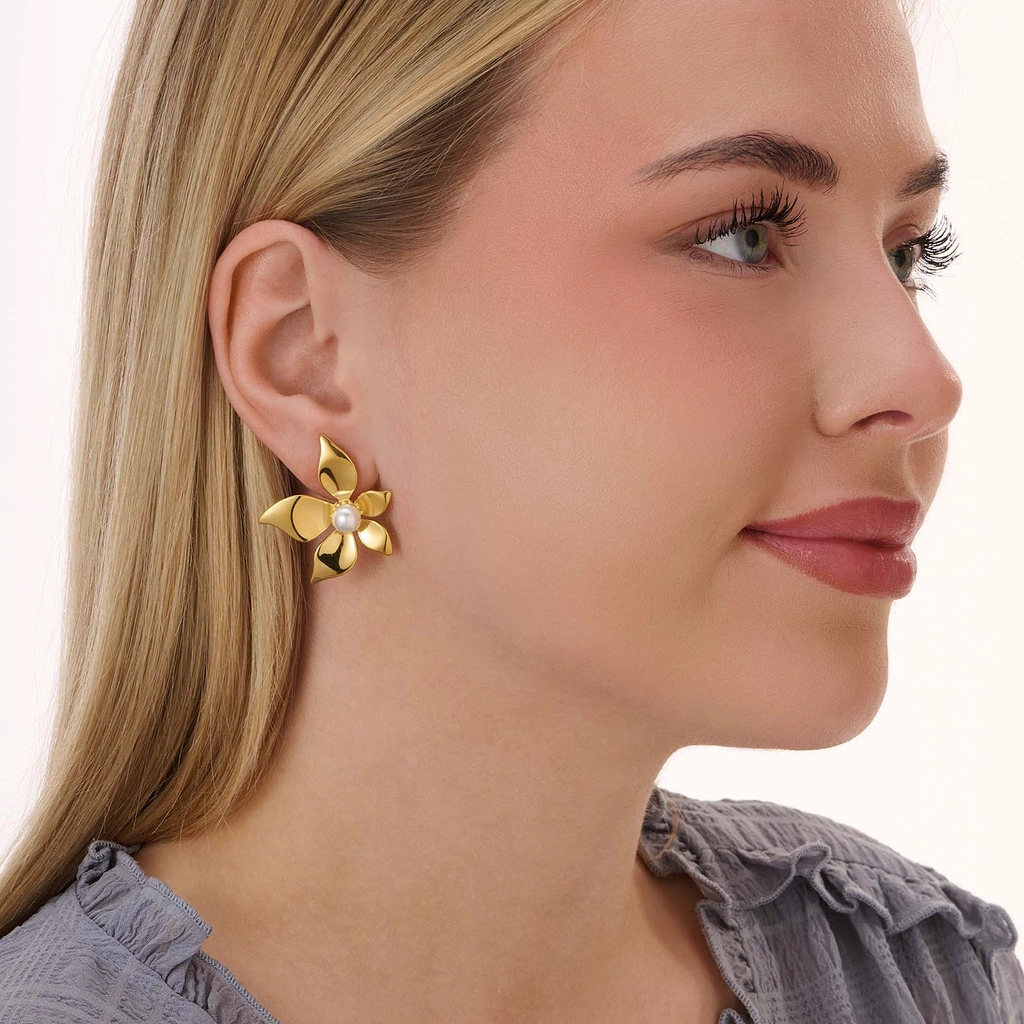 Guldpläterade stålörhängen, blomma med pärla i mitten - 32x35  mm