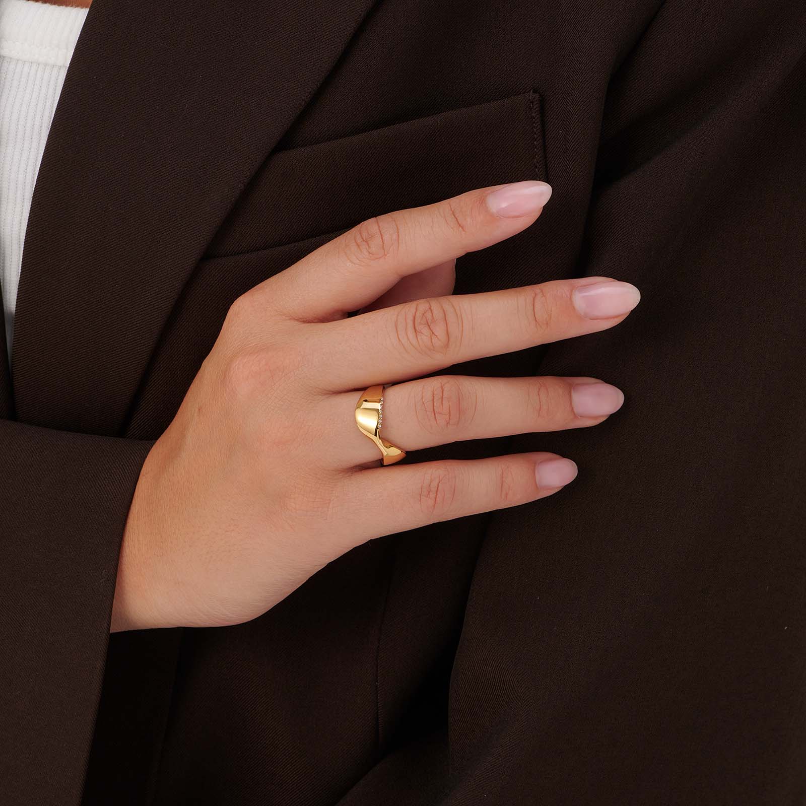 Ring i guldpläterat stål - wave