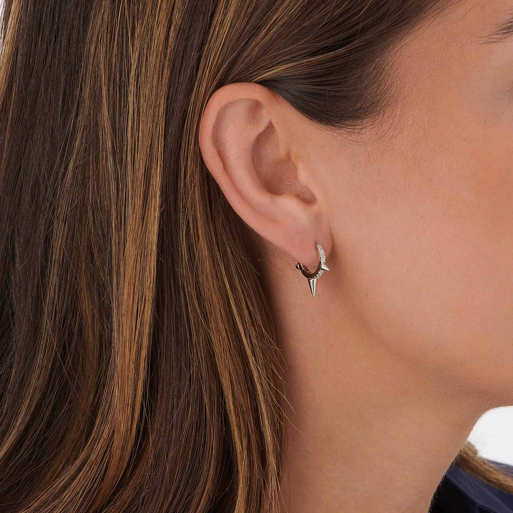 Silverörhängen hoops med tre spikes - 18mm