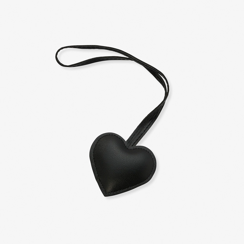 Väskaccessoar - svart hjärta