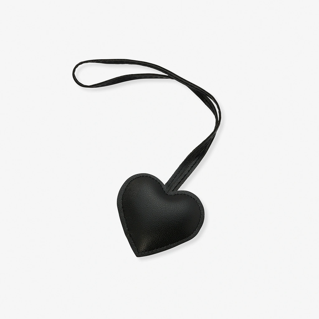 Väskaccessoar - svart hjärta