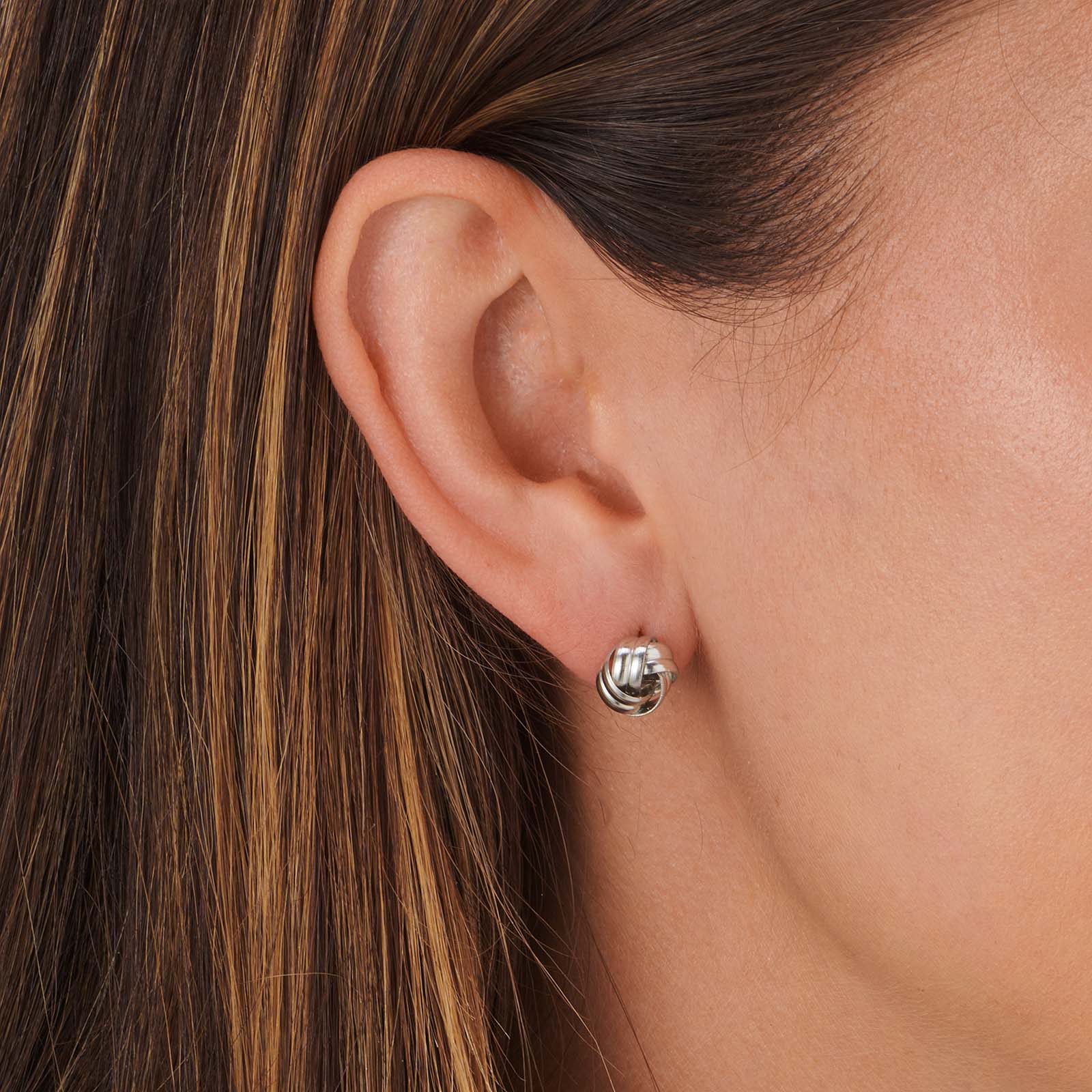 Silverfärgade örhängen knut - 10 mm