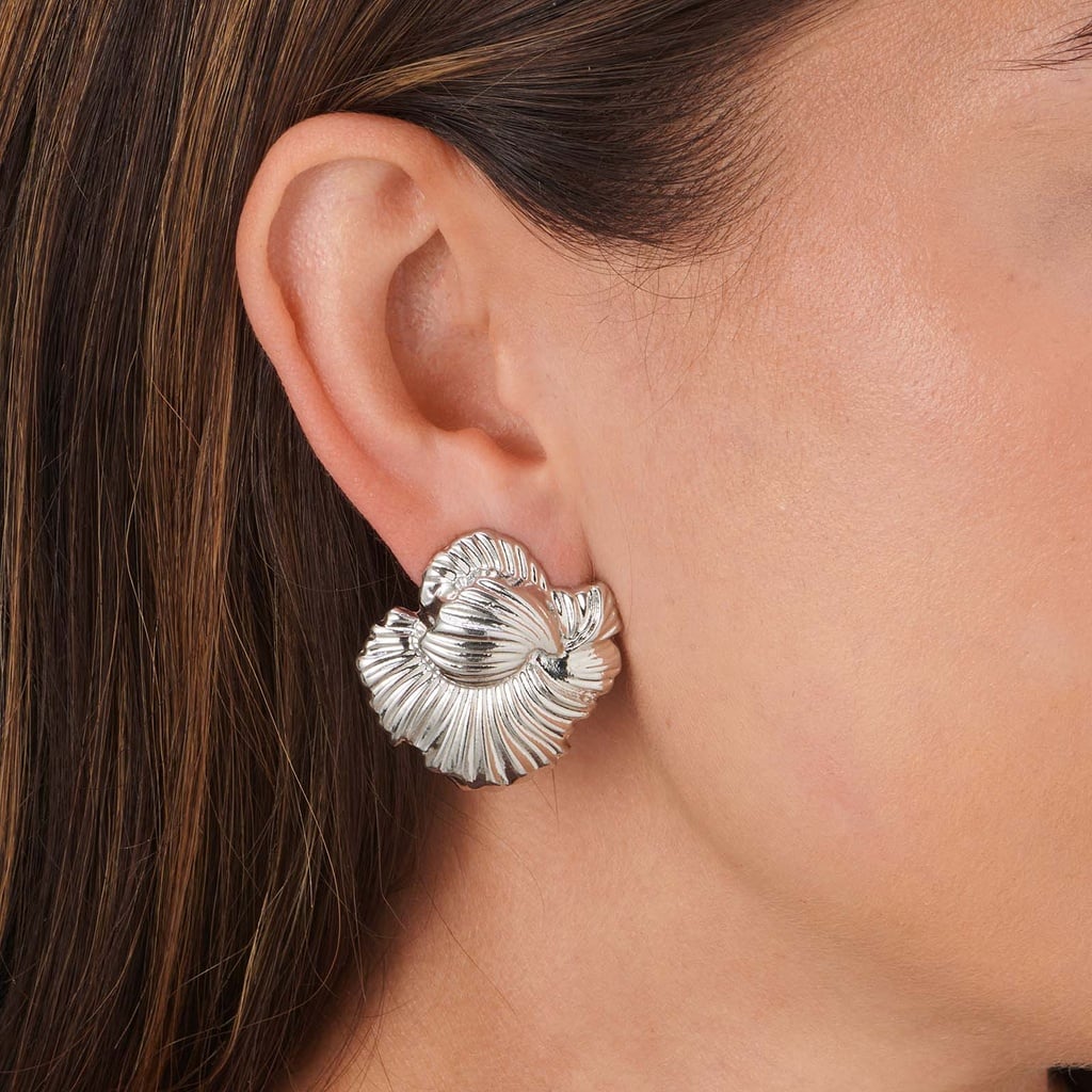 Silverfärgade örhängen fjäder triangel - 33x30 mm