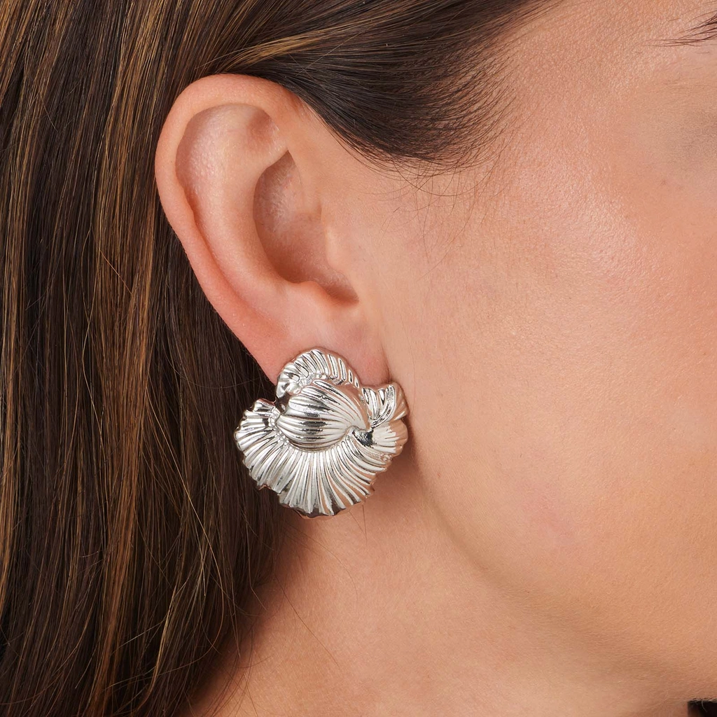 Silverfärgade örhängen fjäder triangel - 33x30 mm