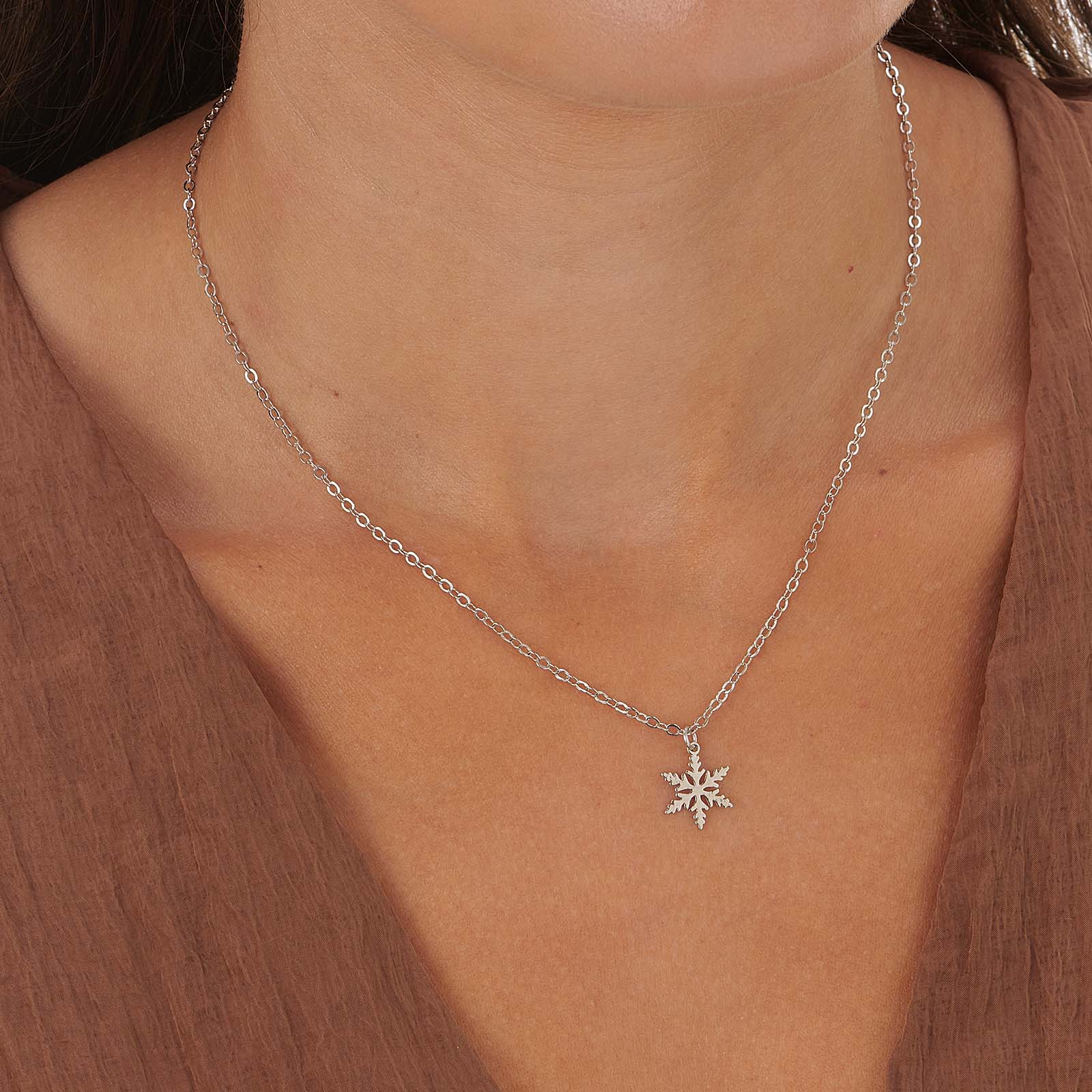 Silverfärgat julhalsband med snöflinga Silverfärgat julhalsband med snöflinga