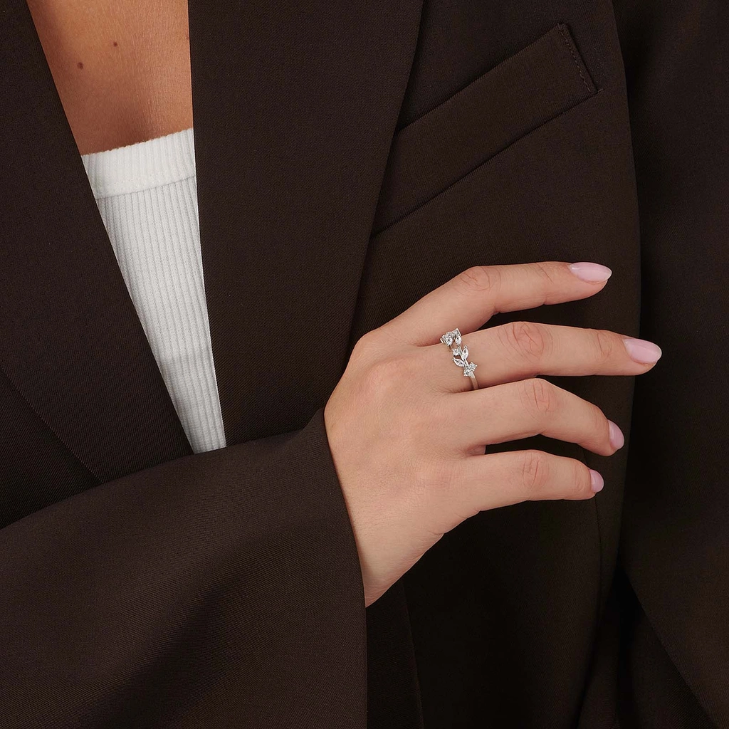 Silverfärgad ring med lövmönster & stenar