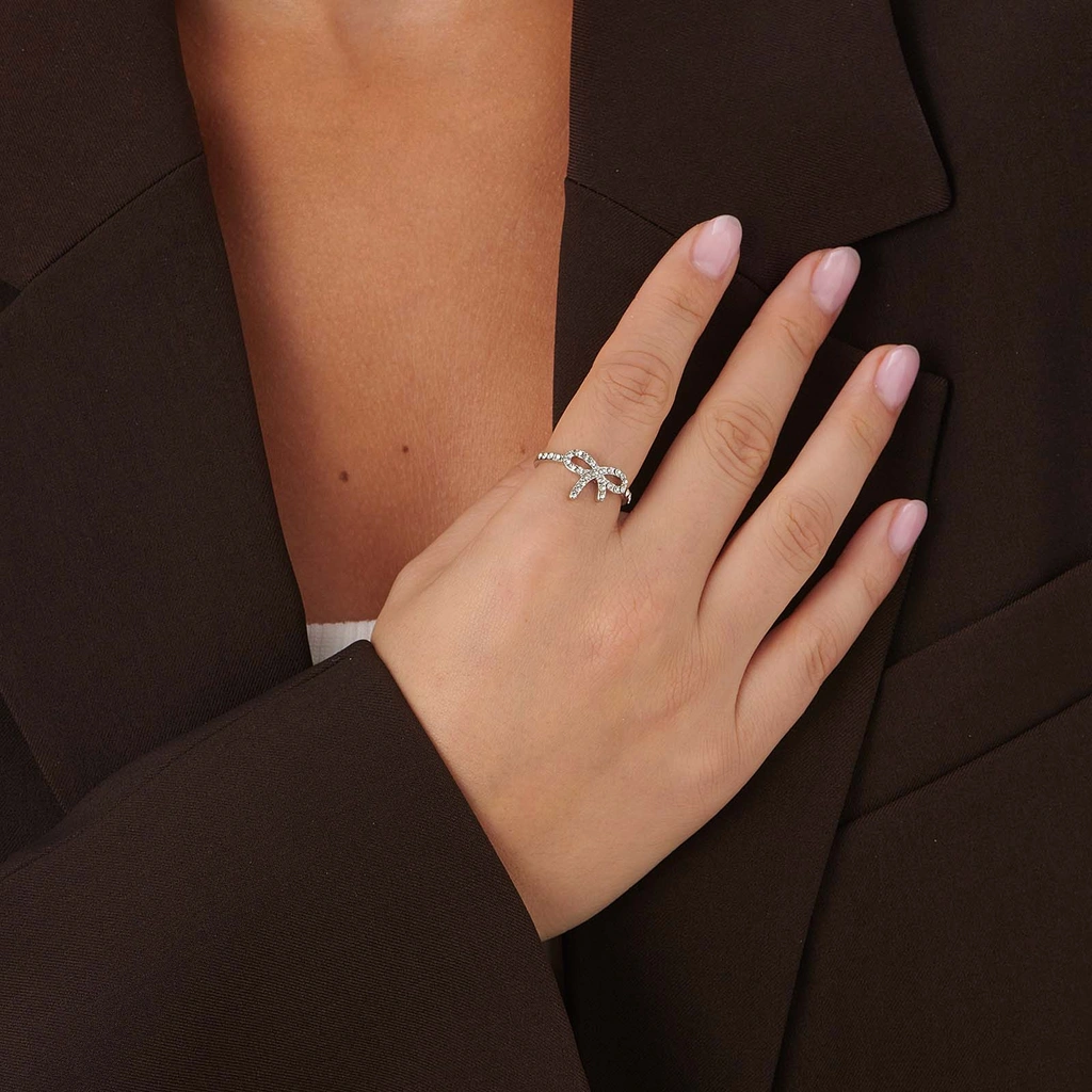 Silverfärgad ring med rosett & vita stenar - 18