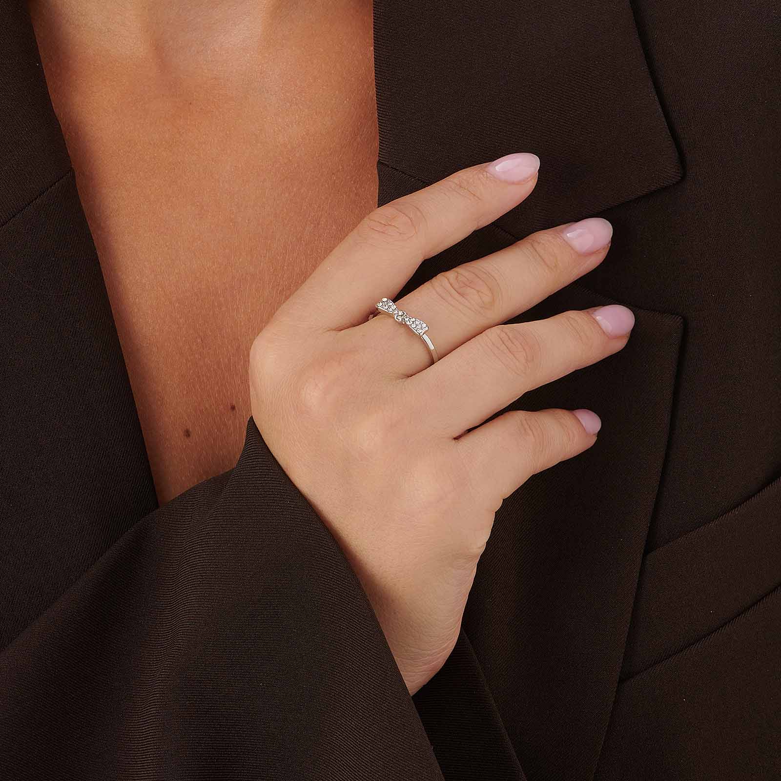 Silverfärgad ring med liten rosett & vita stenar