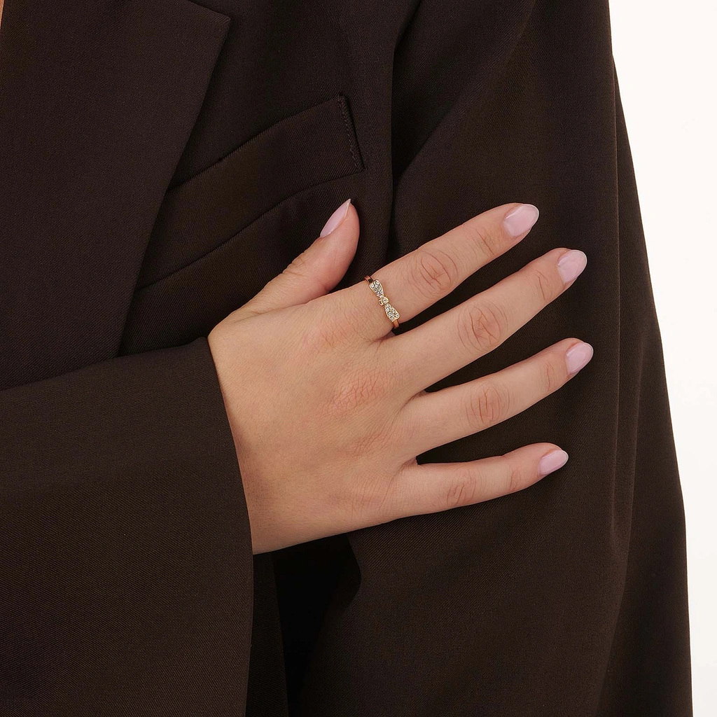 Guldfärgad ring med liten rosett & vita stenar - 17