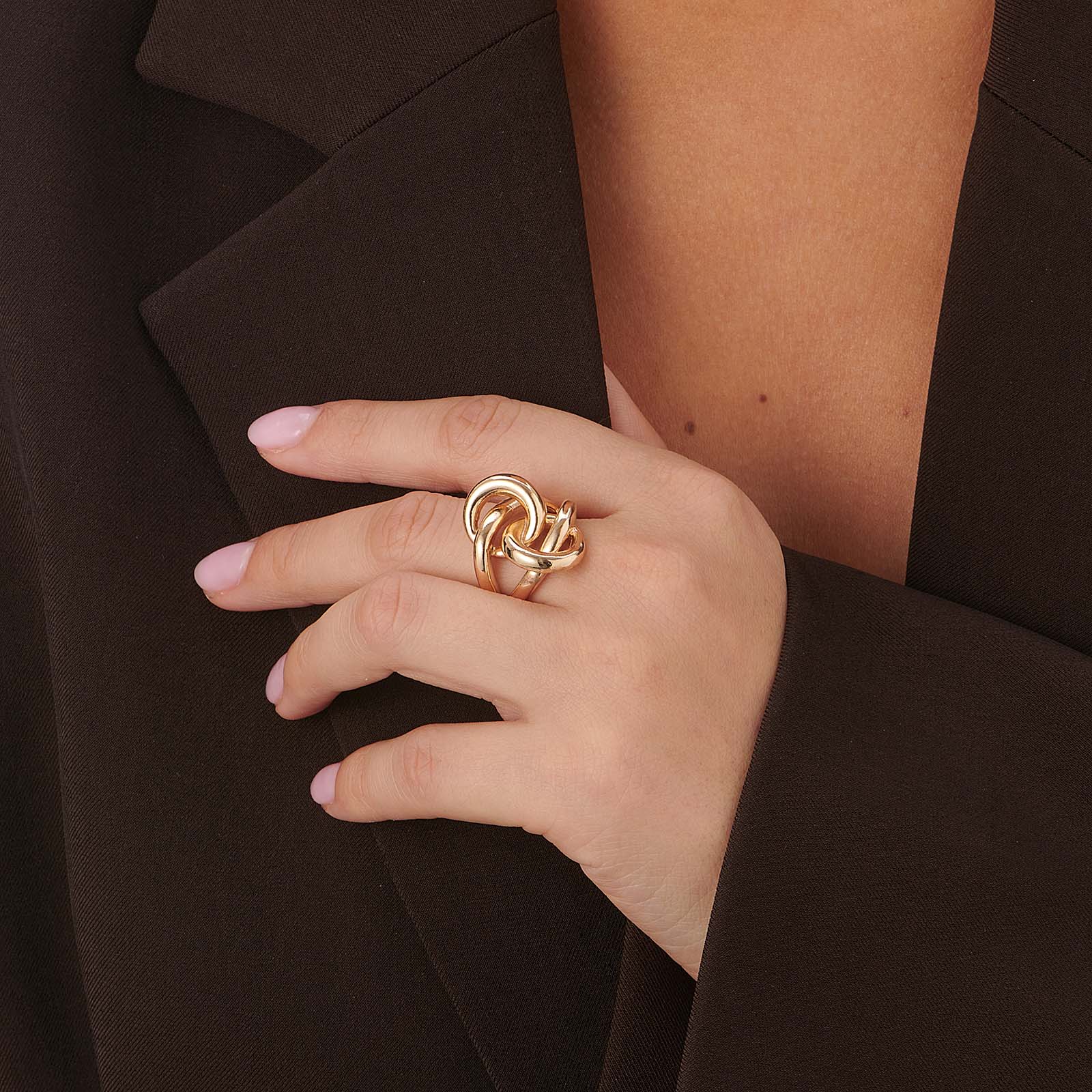 Guldfärgad ring med stor knut