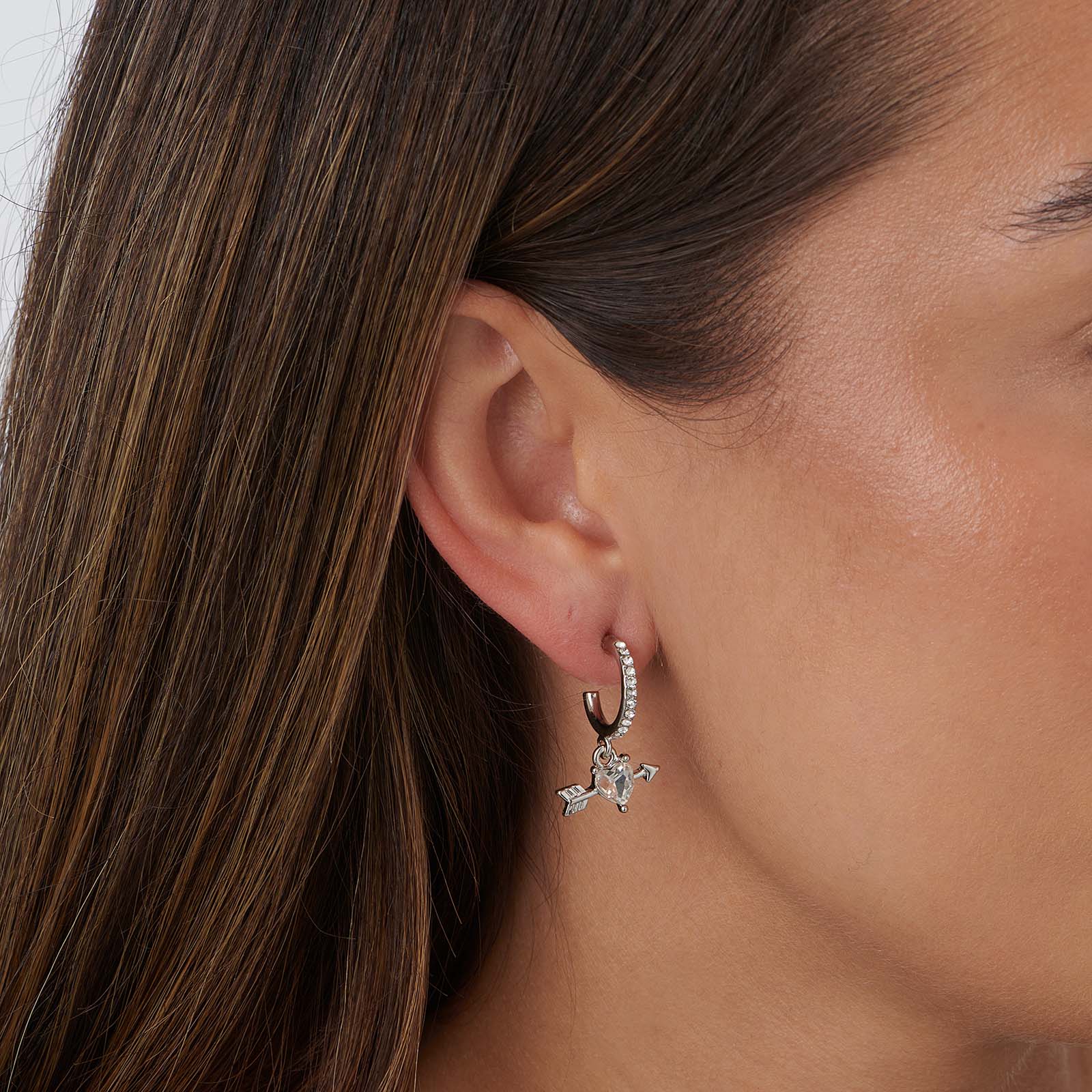 Silverfärgade hoops med stenar, vitt hjärta med pil - 10mm