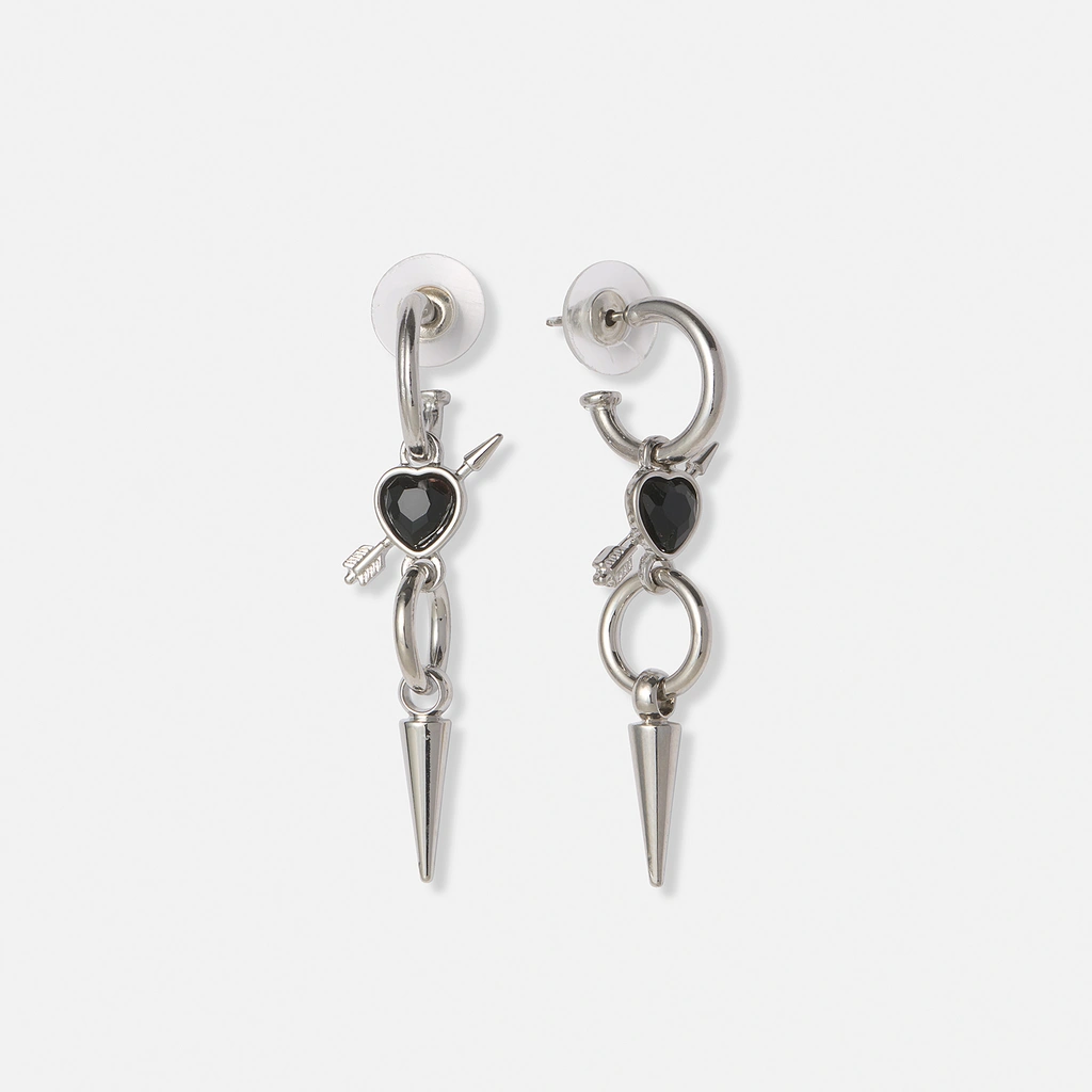 Silverfärgade örhängen, svart hjärta med pil - 50mm