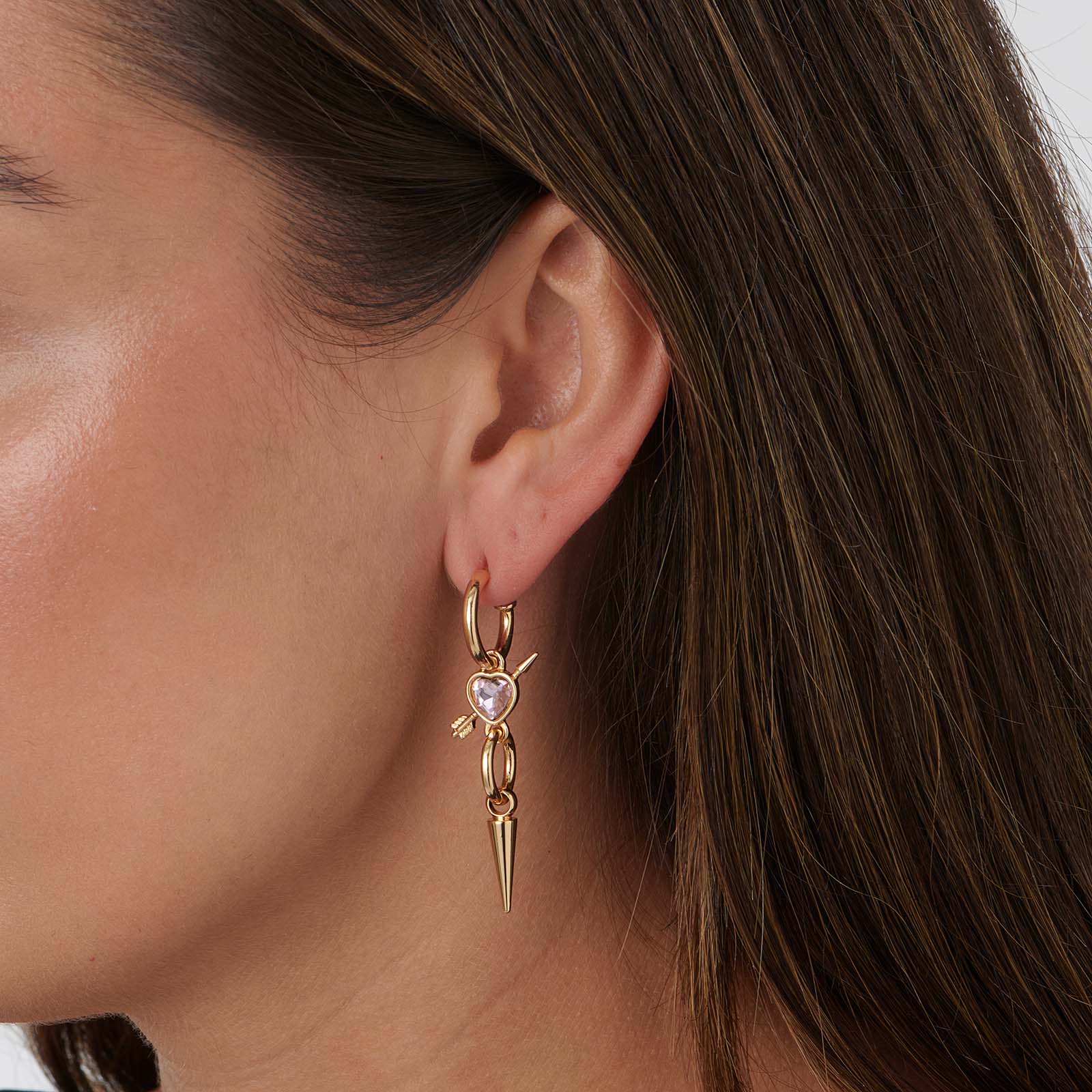 Guldfärgade örhängen, rosa hjärta med pil - 50mm