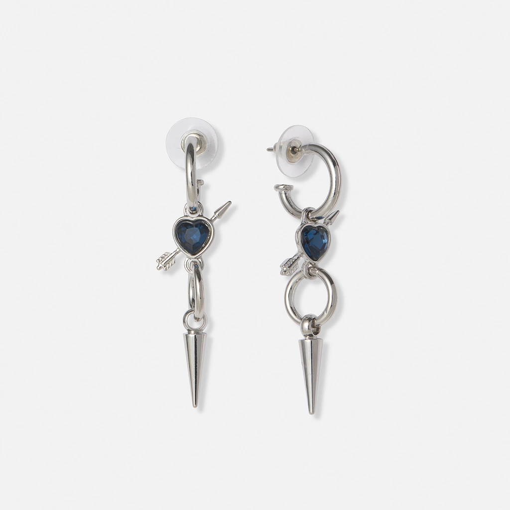 Silverfärgade örhängen, blått hjärta med pil - 50mm
