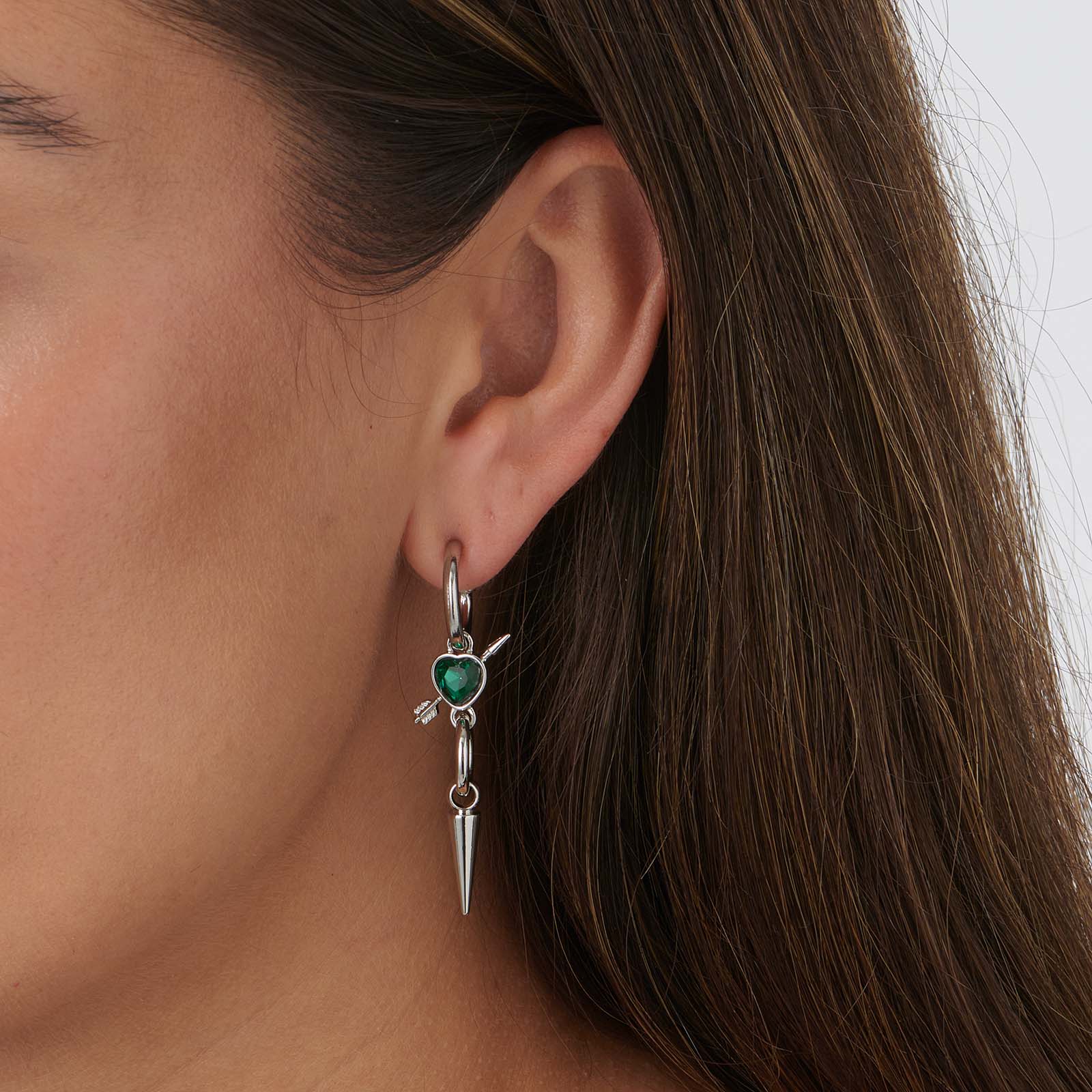 Silverfärgade örhängen, grönt hjärta med pil - 50mm