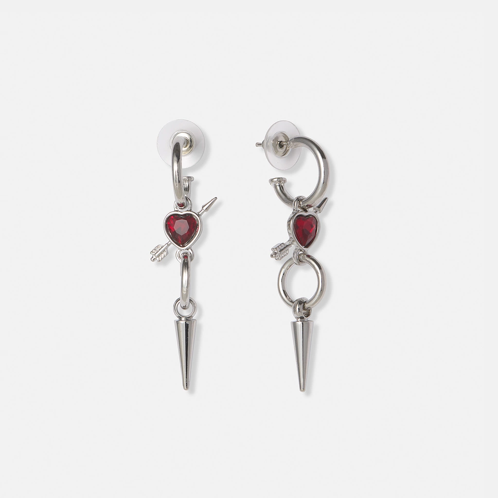 Silverfärgade örhängen, rött hjärta med pil - 50mm