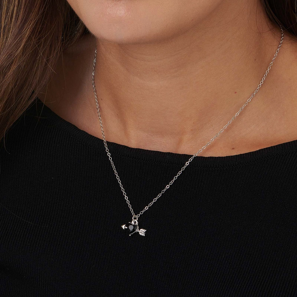 Silverfärgat halsband, svart hjärta med pil - 42+7cm