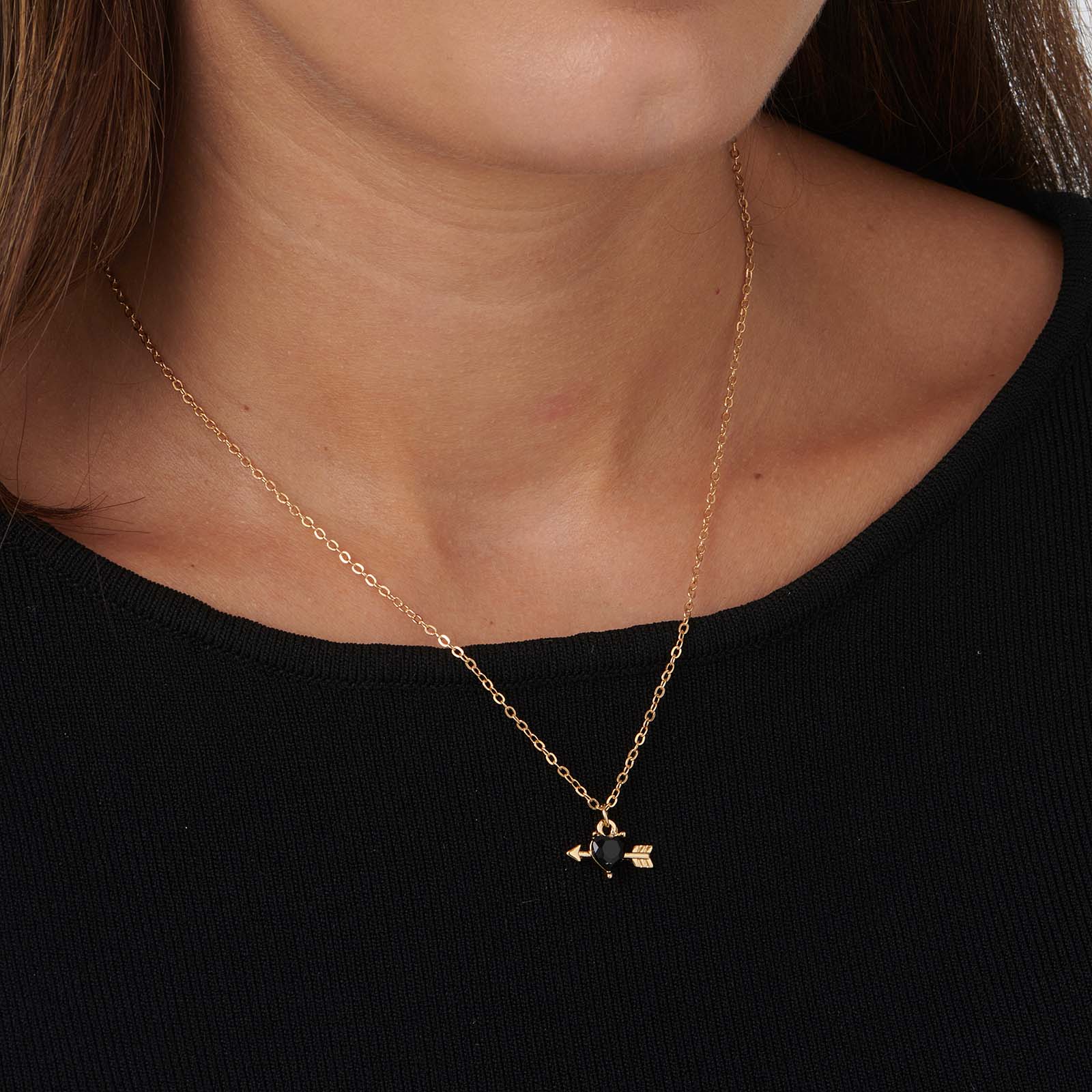 Guldfärgat halsband, svart hjärta med pil - 42+7cm