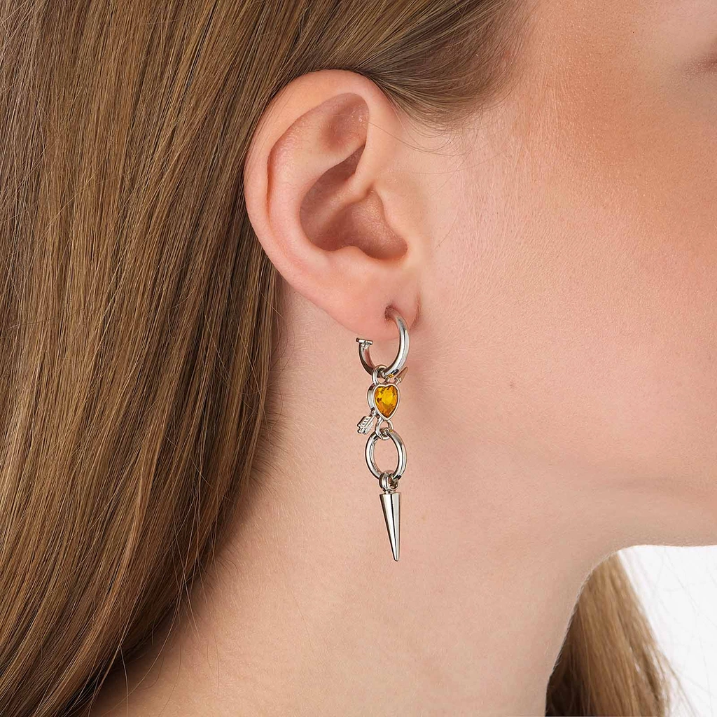 Silverfärgade örhängen, orange hjärta med pil - 50mm