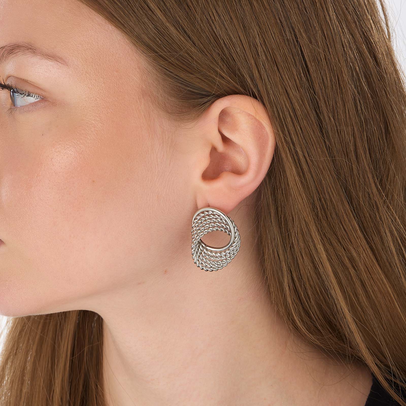 Silverfärgade örhängen, vriden cirkel - 25x30mm