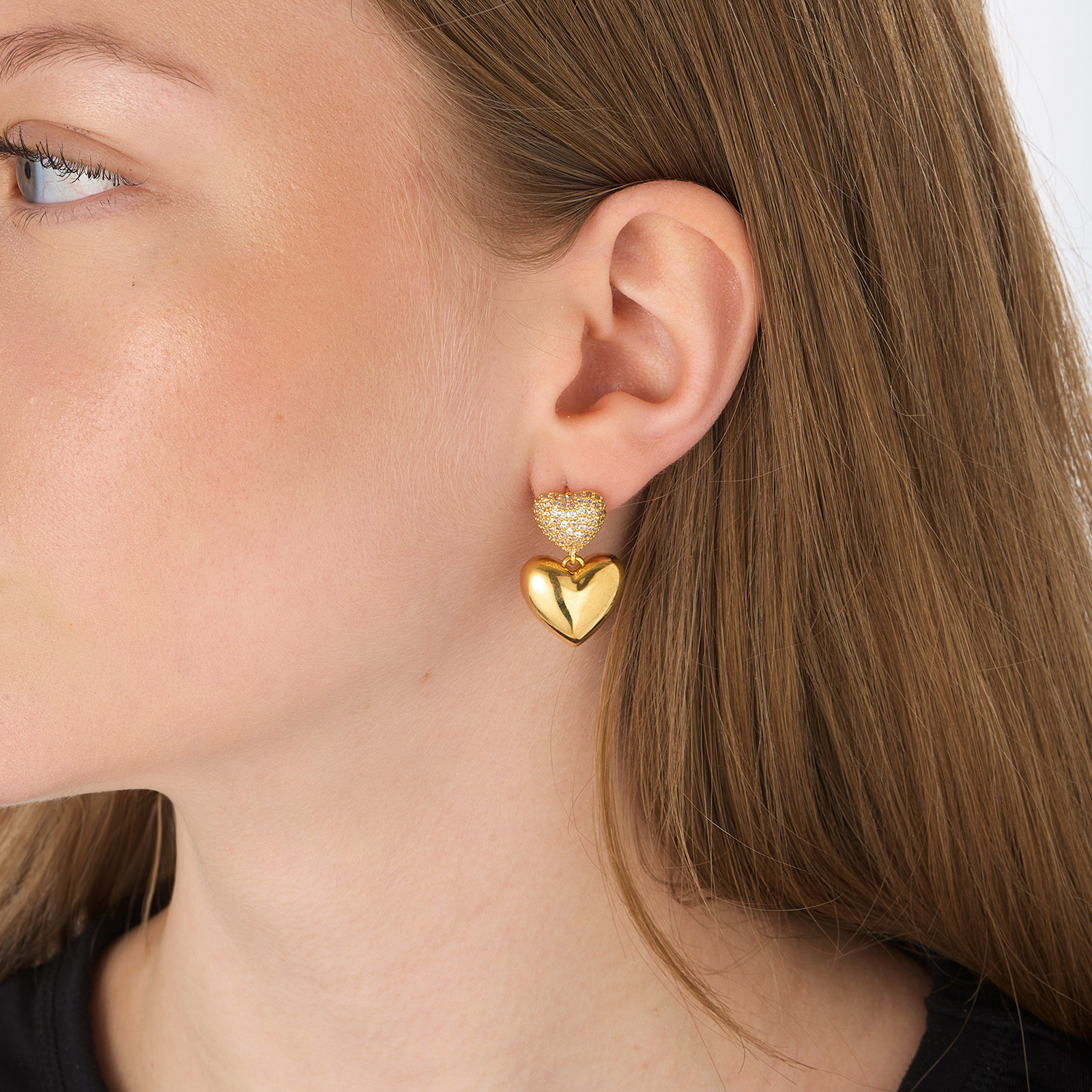 Guldfärgade örhängen, hängande hjärtan - 15x30mm