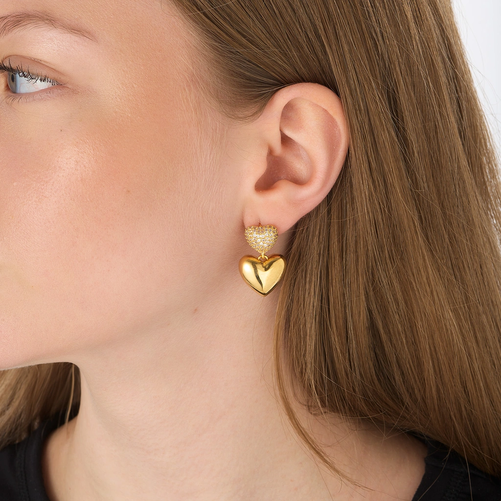 Guldfärgade örhängen, hängande hjärtan - 15x30mm