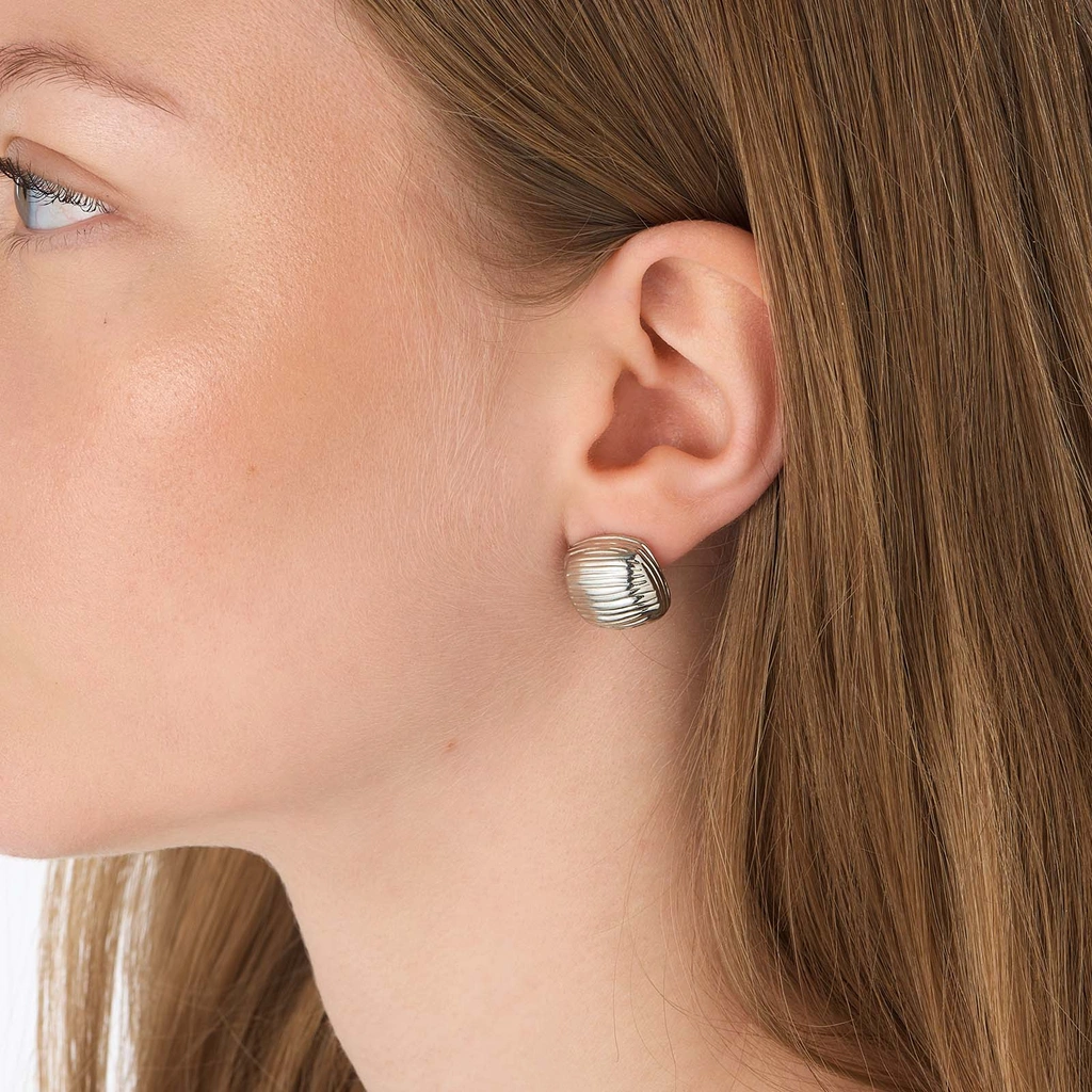 Silverfärgade örhängen, randiga fyrkanter - 15mm