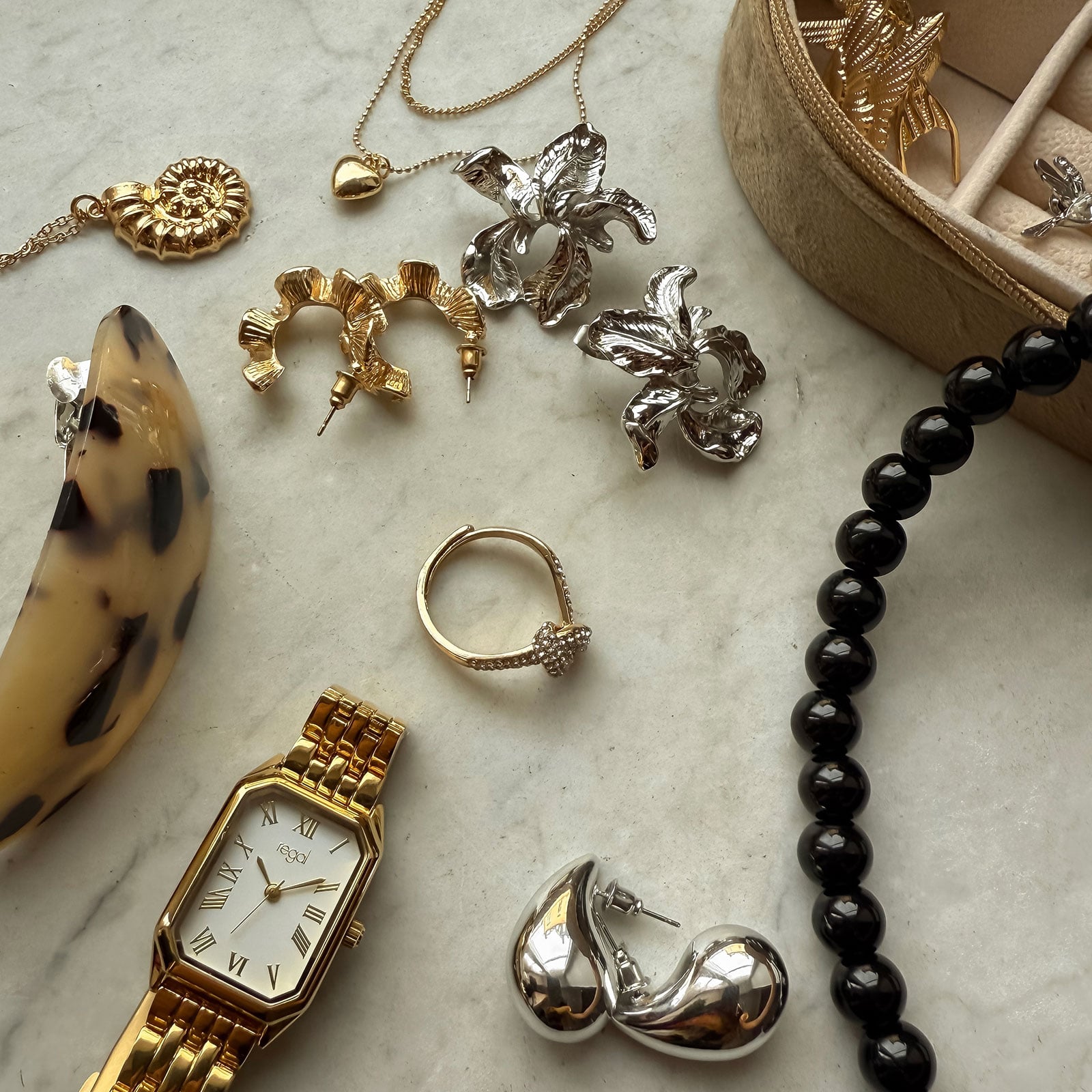 Guldfärgade örhängen - vågiga hoops, 25mm