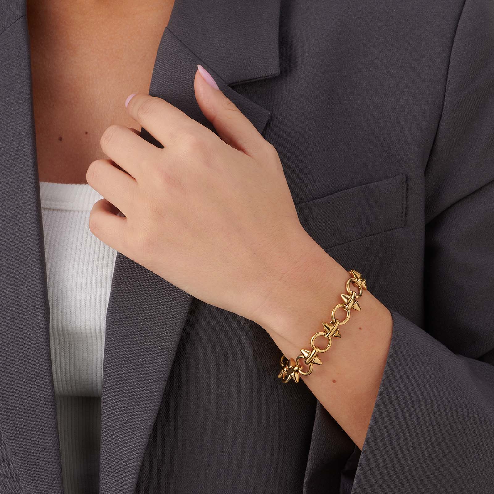 Guldpläterat stålarmband med nitar och ringar - 22cm