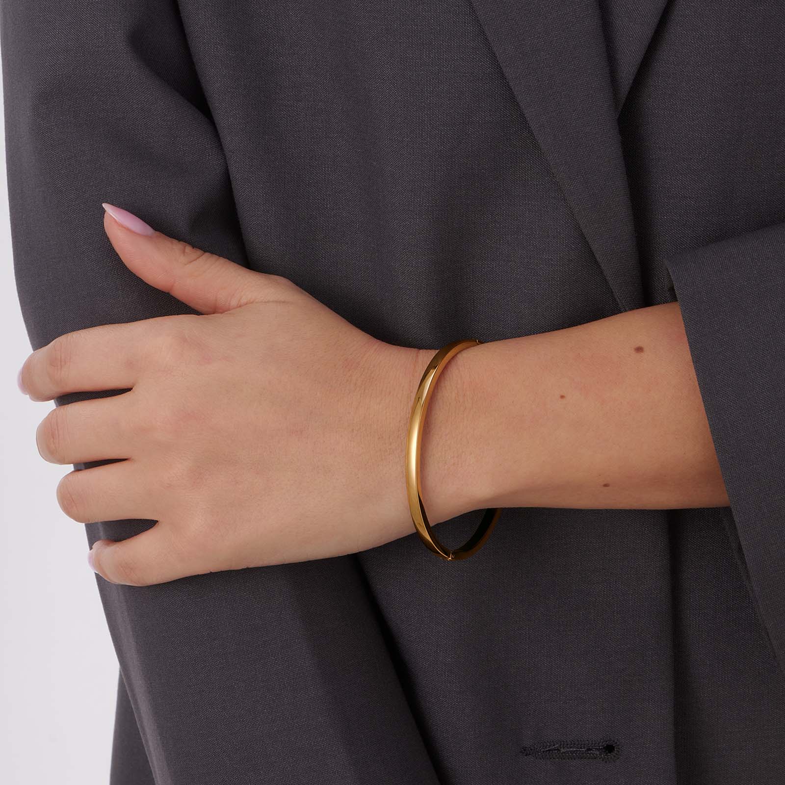 Guldpläterat stålarmband, slät bangle - 4mm bred