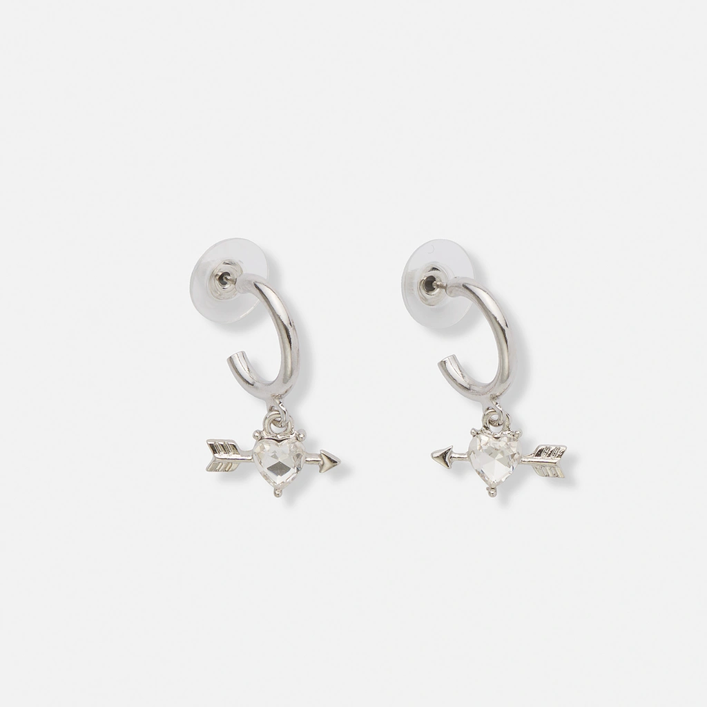 Silverfärgade hoops med hängande hjärtan